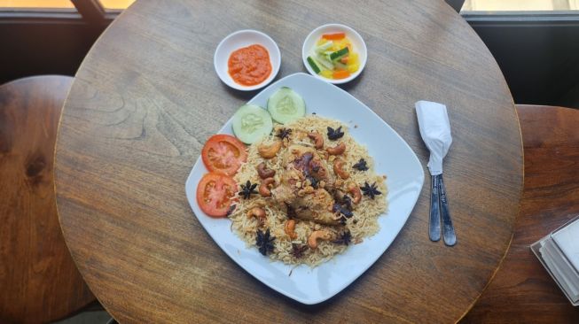 Nasi kebuli ayam, salah satu makanan khas Timur Tengah. (Foto: Dok. Kafe27 Kenjeran)