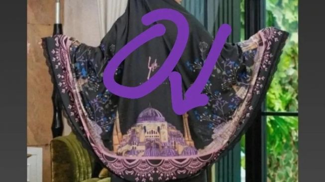 Desain produk mukena Syahrini dengan gambar masjid di pantat. (Instagram/ conglie_willneverday)