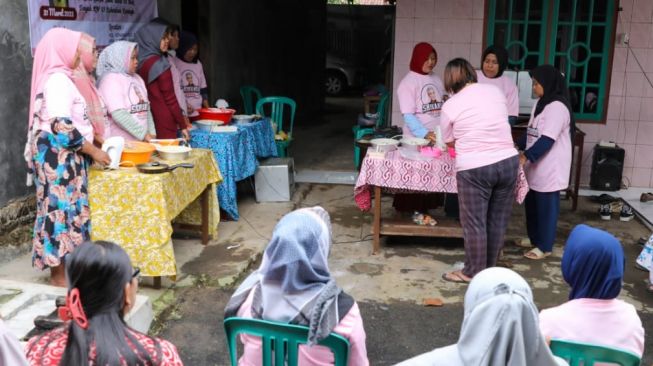 Buka Peluang Usaha bagi Para Perempuan di Cirebon Melalui Pelatihan Memasak dan Menghias Bolu