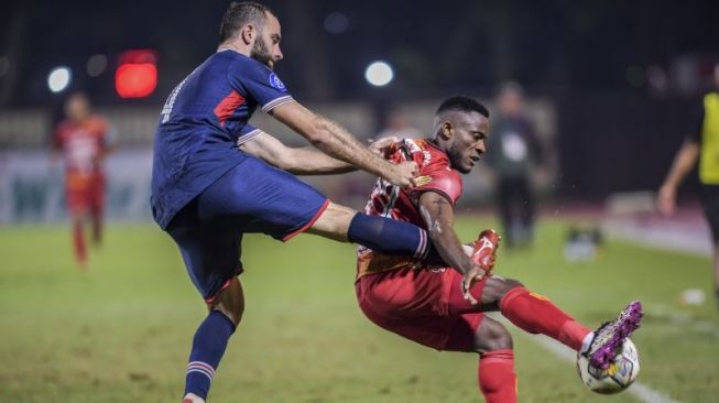 Pesepakbola Arema FC, Sergio Domingos (kiri). (ANTARA FOTO/GALIH PRADIPTA)