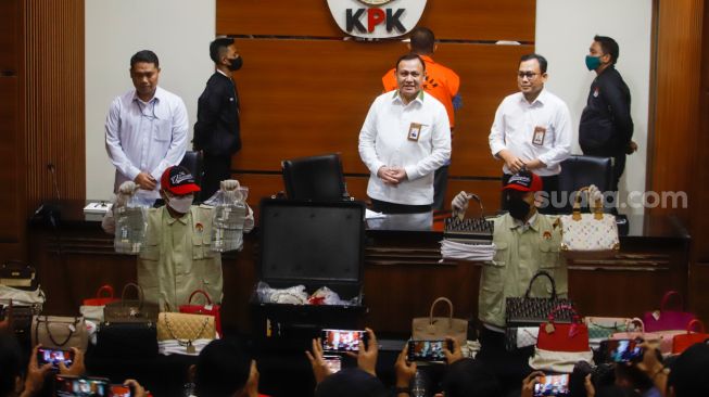 Petugas KPK menunjukkan barang sitaan milik tersangka Mantan Kepala Bagian Umum Kantor Wilayah DJP Jakarta Selatan II Rafael Alun Trisambodo di Gedung Merah Putih KPK, Jakarta Selatan, Senin (3/4/2023). [Suara.com/Alfian Winanto]