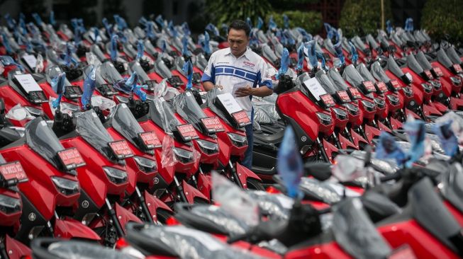 Petugas memeriksa motor dinas baru untuk dibagikan kepada lurah dan kepala desa di Kabupaten Wonogiri, Jawa Tengah, Senin (3/4/2023). [ANTARA FOTO/Mohammad Ayudha].