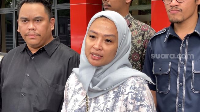 Ira Riswana mengaku MM, pengemudi mobil Mercy yang menabrak sepeda motor di perempatan Ragunan adalah anaknya.  Ira bersama pengacara mendatangi Polres Metro Jakarta Selatan, Senin (3/4/2023). [Adiyoga Priyambodo/Pahami.id]