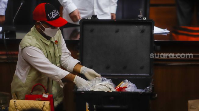 Petugas KPK menunjukkan barang sitaan milik tersangka Mantan Kepala Bagian Umum Kantor Wilayah DJP Jakarta Selatan II Rafael Alun Trisambodo di Gedung Merah Putih KPK, Jakarta Selatan, Senin (3/4/2023). [Suara.com/Alfian Winanto]