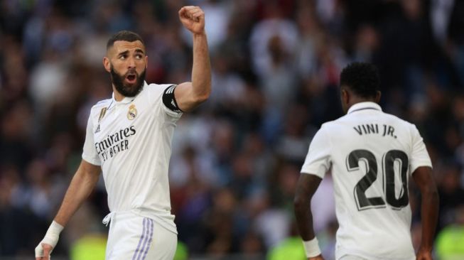 Striker Real Madrid, Karim Benzema melakukan selebrasi usai mencetak gol ke gawang Real Valladolid dalam laga Liga Spanyol di Stadion Santiago Bernabeu, Madrid, Minggu (2/4/2023) malam WIB. [Thomas COEX / AFP]