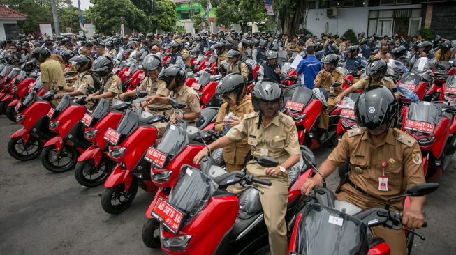 Lurah dan kepala desa mencoba menaiki motor dinas baru yang dibagikan usai acara Serah Terima dan Pembagian Motor Dinas Baru Lurah dan Kades di Kabupaten Wonogiri, Jawa Tengah, Senin (3/4/2023). [ANTARA FOTO/Mohammad Ayudha].