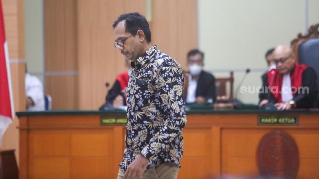 Direktur Lokataru Haris Azhar menjalani sidang di Pengadilan Negeri Jakarta Timur, Senin (3/4/2023). [Suara.com/Alfian Winanto]