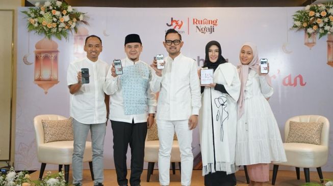 Founder J99 Corp, Gilang W. Pramana dan Shandy Purnamasari bersama Ustaz Hilman Fauzi dalam acara peluncuran fitur Khatam Qur’an di Jakarta, Sabtu (1/4/2023).