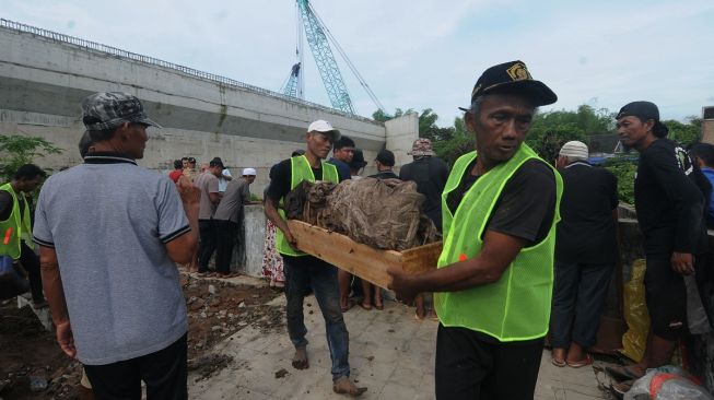 Pekerja membongkar makam di Kateguhan, Sawit, Boyolali, Jawa Tengah, Senin (3/4/2023). [ANTARA FOTO/Aloysius Jarot Nugroho].