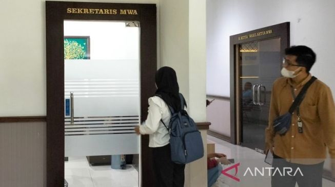 Dibekukan Kemendikbud Ristek hingga Pemilihan Rektor Dibatalkan, MWA UNS Bungkam