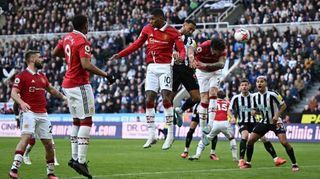 Suasana laga Liga Inggris antara Newcastle United vs Manchester United di Stadion St James Park, Newcastle, Minggu (2/4/2023) malam WIB. [Oli SCARFF / AFP]