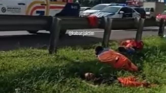 Mobil Pekerja Jasa Marga Diseruduk Kontainer di Tol JOOR Cakung, Enam Orang Jadi Korban