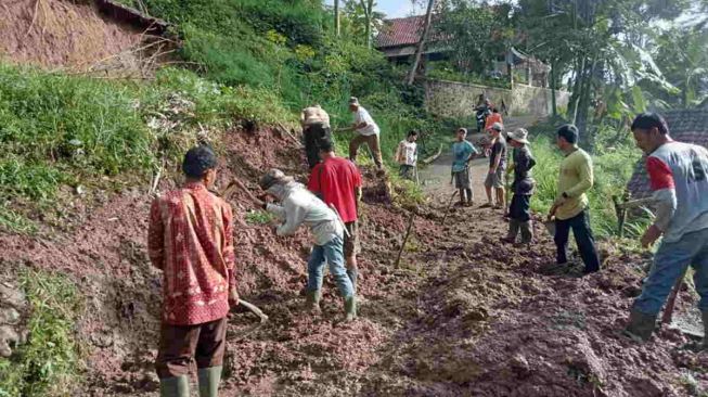 Warga Mekarbuana Ciamis Kompak Bersihkan Material Longsor