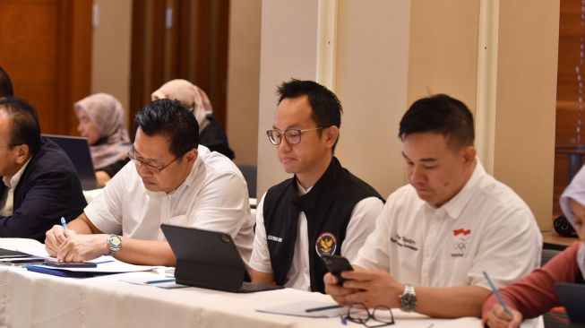 Chief de Mission kontingen Indonesia di SEA Games 2023, Lexyndo Hakim (tengah) saat rapat dengan Kemenpora RI untuk menentukan jumlah cabor dan atlet yang berangkat ke SEA Games 2023, Senin (3/4/2023). [Komite Olimpiade Indonesia]