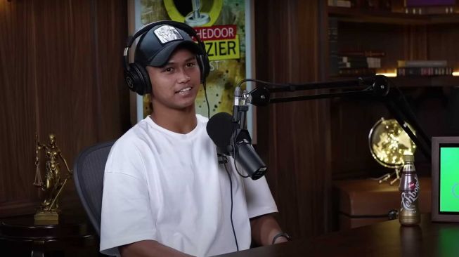 Striker Timnas Indonesia U-20, Hokky Caraka saat menjadi bintang tamu channel YouTube Deddy Corbuzier yang tayang hari ini, Selasa (4/4/2023) siang WIB. [YouTube Deddy Corbyzier]