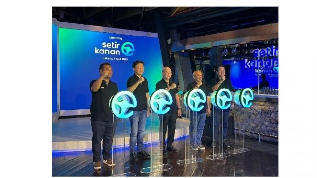 Peluncuran Setir Kanan secara simbolis oleh (kiri-kanan): Project Executive of Setir Kanan Carolus Setjo Jatmika, Presiden Komisaris Astra Sedaya Finance Rudy Chen, Direktur Astra Suparno Djasmin, CEO Astra Credit Companies (ACC) Siswadi, ChiefMarketing & Sales Officer ACC Tan Chian Hok di Jakarta [Setir Kanan].