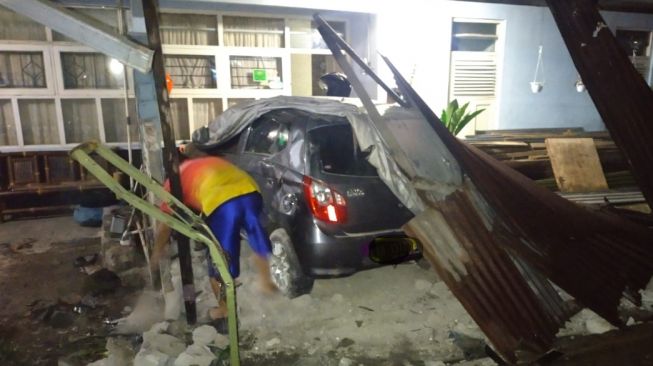 Apes, Mobil Sejoli Ini Tabrak Asrama TNI AU di Banguntapan