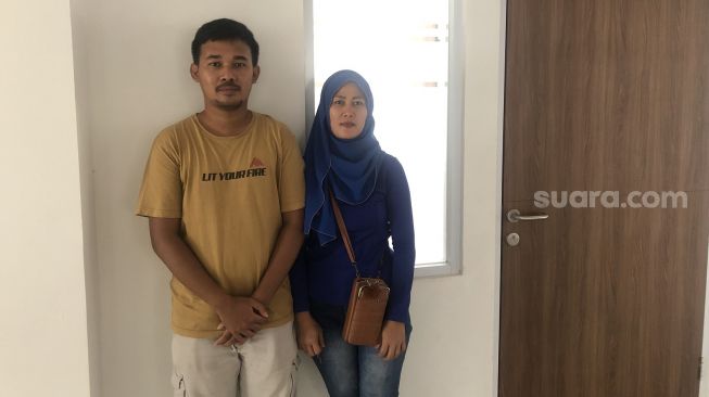 Dimas dan istrinya, salah satu penghuni Rusun Sentra Mulyajaya, Bambu Apus, Jakarta Timur. (Suara.com/Faqih)