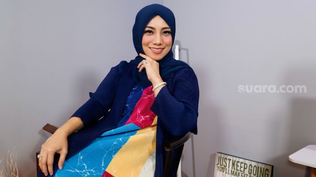 Pedangdut Siti Rahmawati saat berkunjung ke kantor Suara.com di Kuningan, Jakarta, Selasa  (4/4/2023). [Suara.com/Alfian Winanto]
