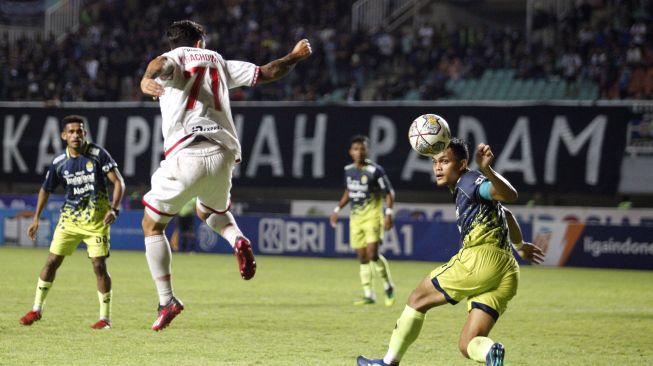 Pesepak bola Persib Bandung Rachmat Irianto (kanan) menghadang bola yang disundul pesepak bola Persis Solo Irfan Bachdim (kiri) dalam lanjutan BRI Liga 1 di Stadion Pakansari, Kabupaten Bogor, Jawa Barat, Selasa (4/4/2023). ANTARA FOTO/Yulius Satria Wijaya/nym. 