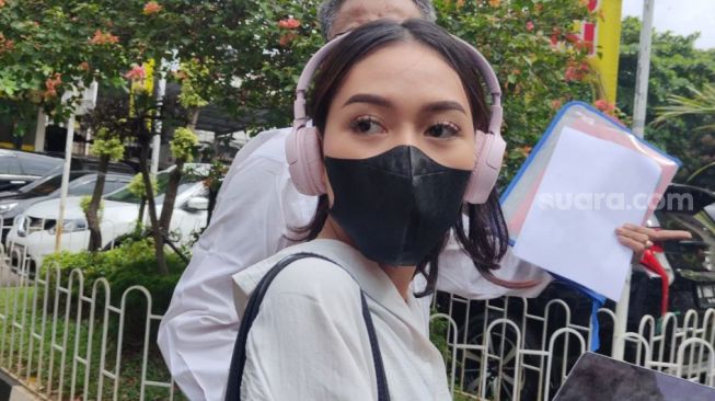 Amanda tiba di PN Jakarta Selatan, Selasas (4/4/2023). (Suara.com/Rakha)