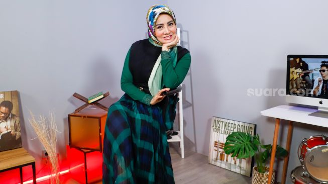 Pedangdut Cici Faramida saat berkunjung ke kantor Suara.com di Kuningan, Jakarta, Selasa  (4/4/2023). [Suara.com/Alfian Winanto]