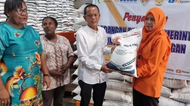 Pos Indonesia membagikan bansos beras. (Dok: Pos Indonesia)