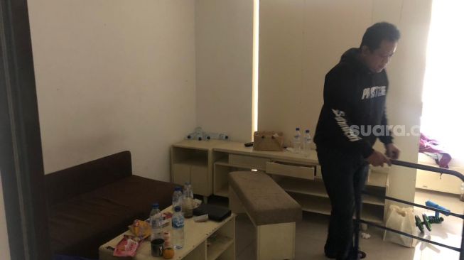 Kamar bekas ruang inap pasien Covid-19 di RSD Wisma Atlet Kemayoran, Jakarta Pusat. [Suara.com/Faqih]