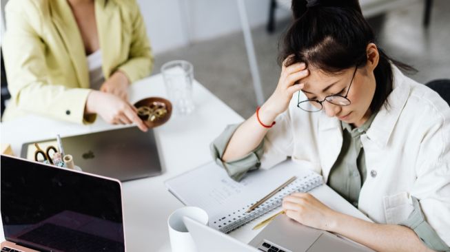 Mudah Terdistraksi Saat Bekerja? Segera Atasi dengan 6 Tips Efektif Ini!