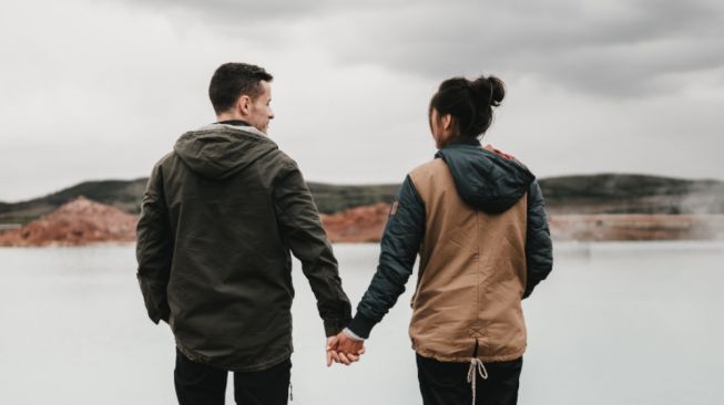 Agak Menantang, 4 Keuntungan Pacaran Beda Usia