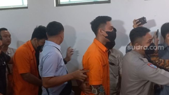Mario Dandy dan Shane Lukas tiba di Pengadilan Negeri Jakarta Selatan, Selasa (4/4/2023).  (Suara, com/Rakha)