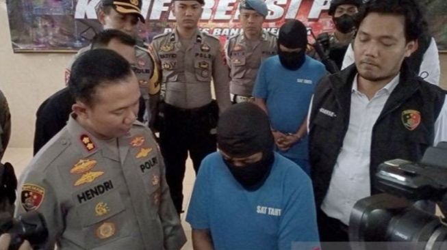 Dukun Penggandaan Uang Kubur Korban Pasangan Laki-laki dan Perempuan di Satu Lubang