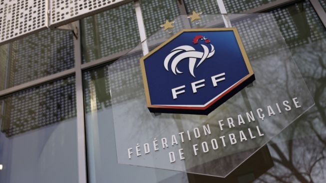 Logo Federasi Sepak Bola Prancis (FFF) di depan kantor pusat mereka di Paris. Foto ini diambil pada 11 Januari 2023.Thomas SAMSON/AFP.