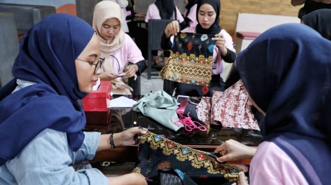 Dorong Perempuan Milenial di Banten Lebih Produktif Lewat Praktik Kerajinan Tangan