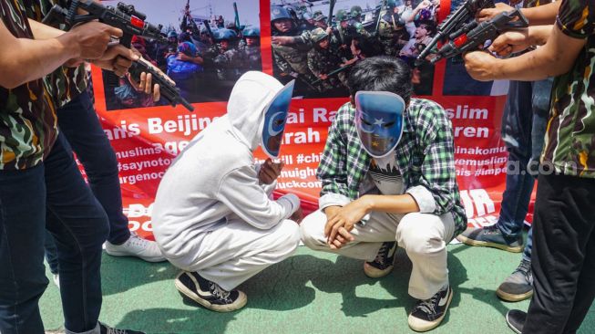 Sejumlah massa dari Aliansi Mahasiswa Islam (AMI) menggelar Aksi Unjuk Rasa Damai di Kantor Perwakilan PBB, Jakarta, Rabu (5/4/2023). [Suara.com/Alfian Winanto]