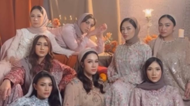 Potret Rachel Vennya Kembali Berhijab (Instagram/@rachelvennya)