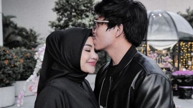 Aurel Hermansyah Keceplosan Sering Mandi Bareng Suami, Ternyata Begini Hukumnya dalam Islam