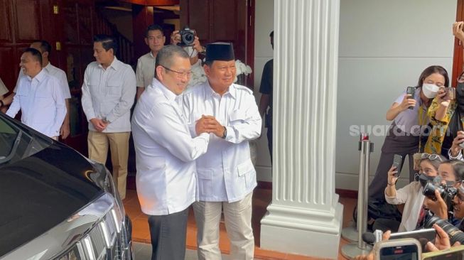 Senyum Hary Tanoe Disambut Langsung Prabowo saat Pertemuan Sore Ini di Kertanegara