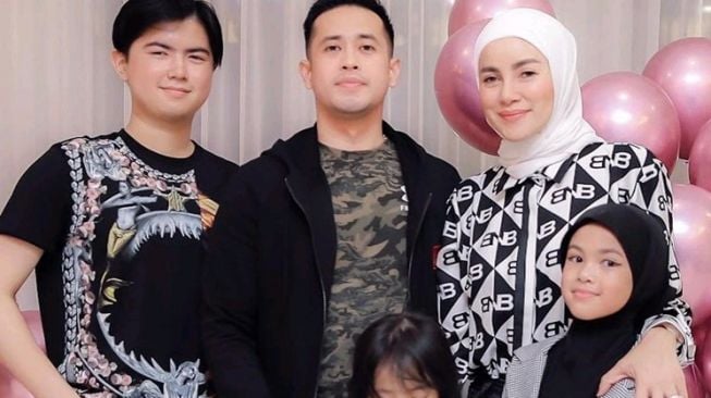 Artis Kompak Urus Anak setelah Cerai (Instagram/@ollaramlan)