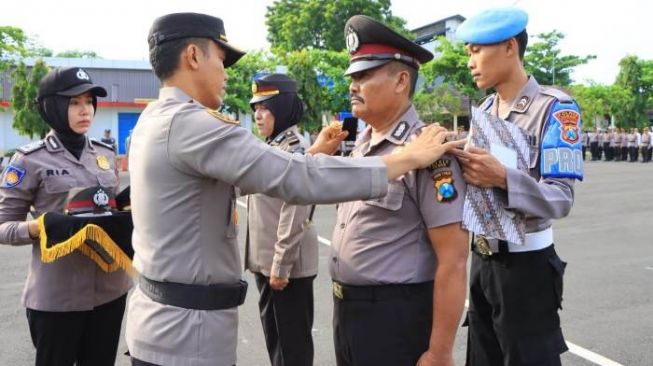 35 Tahun Mengabdi Tanpa Cacat, Ini yang Didapat Dua Polisi di Tuban