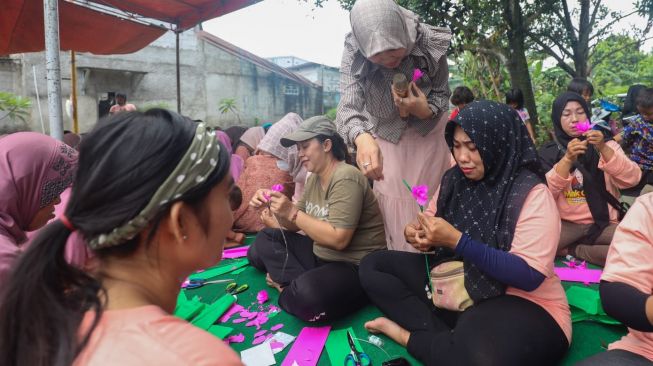 Buka Peluang Usaha Lewat Kursus Membuat Bunga Kertas