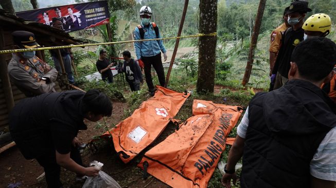 Petugas SAR gabungan menemukan dua jenazah tambahan setelah melakukan pencarian dan penggalian di sekitar TKP pembunuhan yang berkedok penggandaan uang di Desa Balun, Wanayasa, Banjarnegara, Jateng, Selasa (4/4/2023). [ANTARA FOTO/Idhad Zakaria].