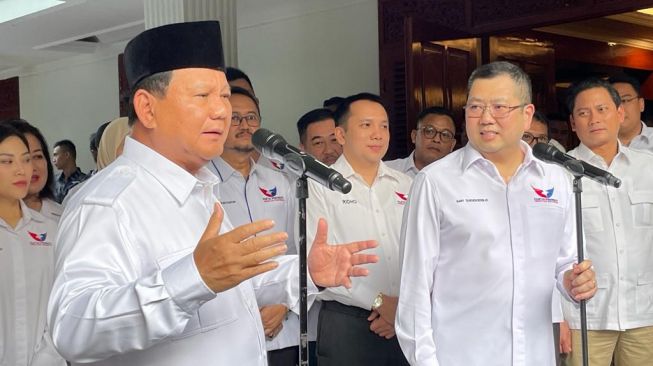 Ketua Umum DPP Partai Gerindra Prabowo Subianto dan Ketua Umum DPP Perindo Hary Tanoesoedibjo saat konferensi pers di Jalan Kertanegara 4, Kebayoran Baru, Jakarta Selatan, Rabu (5/4/2023).  (Suara.com/Bagaskara)