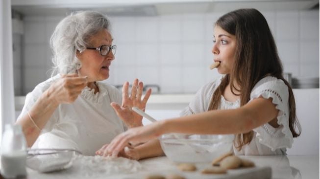 4 Tips Jitu Menghadapi Mertua Cerewet agar jadi Akrab, Jangan Lupa Bawa Martabak