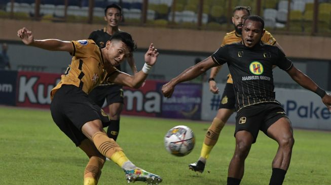 Pesepak bola Bhayangkara FC Dandy Sulistyawan (kiri) menendang bola dengan dihadang pesepak bola PS Barito Putera FR Sokoy (kanan) pada pertandingan Liga 1 di Stadion Wibawa Mukti, Cikarang, Kabupaten Bekasi, Jawa Barat, Rabu (5/4/2023). ANTARA FOTO/ Fakhri Hermansyah 