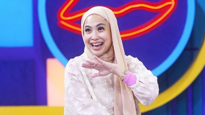  Potret Feni Rose Pakai Hijab Usai Umrah (Instagram/@fenirose) 