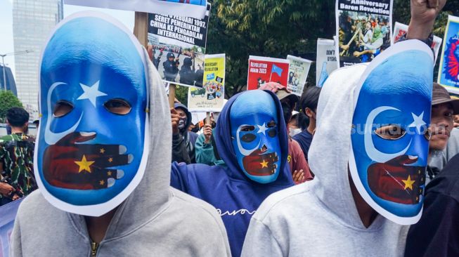 Sejumlah massa dari Aliansi Mahasiswa Islam (AMI) menggelar Aksi Unjuk Rasa Damai di Kantor Perwakilan PBB, Jakarta, Rabu (5/4/2023). [Suara.com/Alfian Winanto]