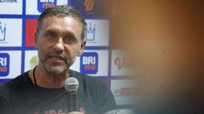 Pelatih Persija Jakarta Thomas Doll menjawab pertanyaan para pewarta pada konferensi pers sebelum pertandingan Liga 1 melawan Persebaya Surabaya, di Stadion Gelora Joko Samudro, Gresik, Selasa (4/4/2023). (ANTARA/HO/PERSIJA JAKARTA)