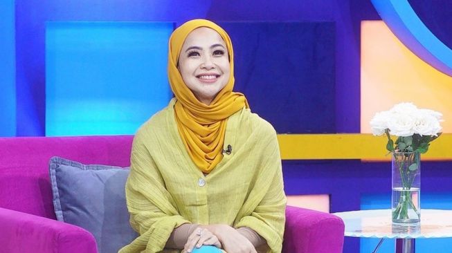  Potret Feni Rose Pakai Hijab Usai Umrah (Instagram/@fenirose) 