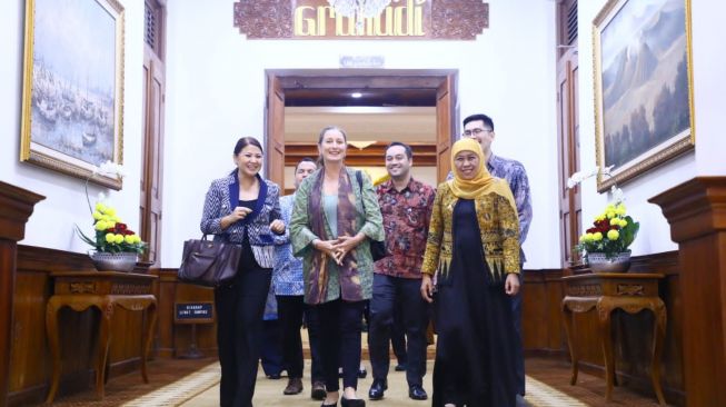 Kunjungan Deputy Chief of Mission and Head Economic Affairs Embassy of the Kingdom of the Netherlands, Gubernur Khofifah Bahas Kerjasama Pengelolaan Air, Pariwisata, Pertanian dan Peternakan. (Dok: Pemprov Jatim)